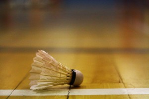 Jouer au badminton