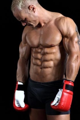 Un athlète de combat musclé