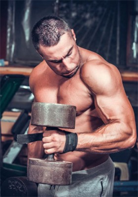 Entraînement de renforcement musculaire avec haltères